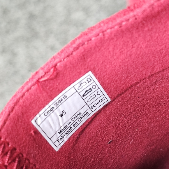 Crocs Women’s Sarah Red Suede Slip On Clogs sz 5 - Picture 3 of 4